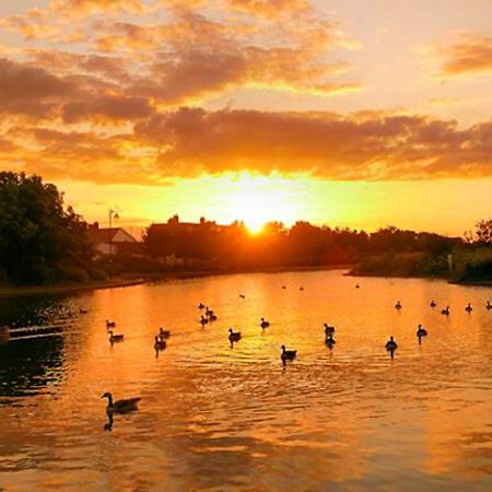 Romantic Lakeside Cottage By The Beach! With Super Cosy Log Burner! The Perfect Escape To Your Home From Home By The Sea! So Relaxing - You Won'T Want To Leave! Pet Friendly! Mablethorpe Eksteriør bilde