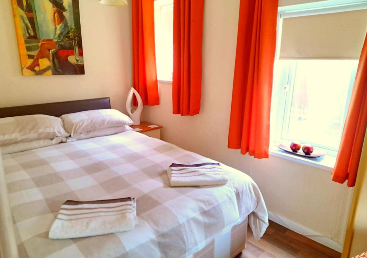 Romantic Lakeside Cottage By The Beach! With Super Cosy Log Burner! The Perfect Escape To Your Home From Home By The Sea! So Relaxing - You Won'T Want To Leave! Pet Friendly! Mablethorpe Eksteriør bilde