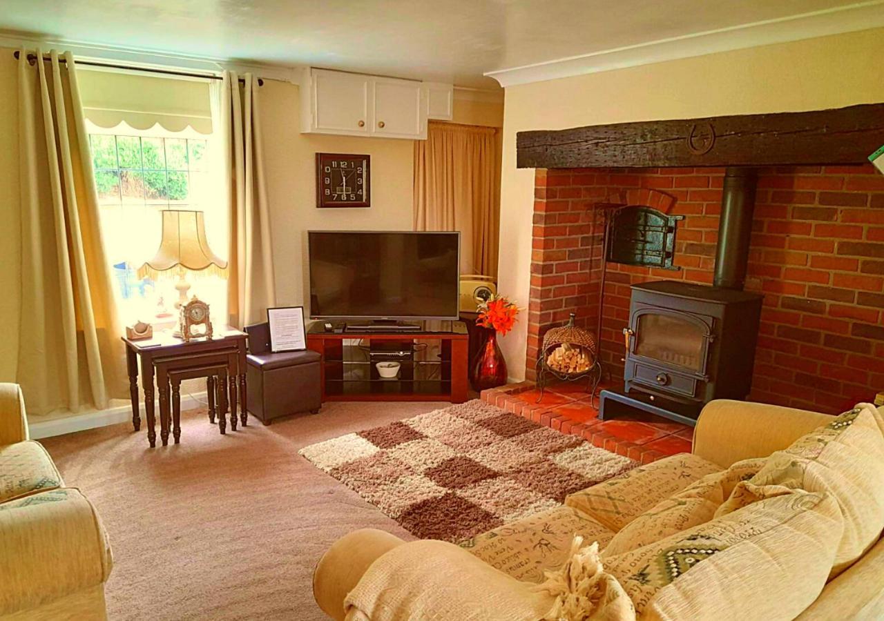 Romantic Lakeside Cottage By The Beach! With Super Cosy Log Burner! The Perfect Escape To Your Home From Home By The Sea! So Relaxing - You Won'T Want To Leave! Pet Friendly! Mablethorpe Eksteriør bilde