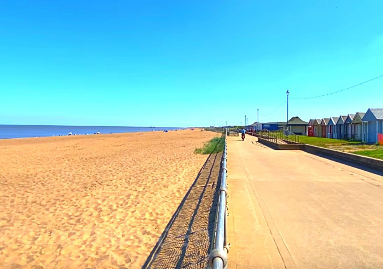 Romantic Lakeside Cottage By The Beach! With Super Cosy Log Burner! The Perfect Escape To Your Home From Home By The Sea! So Relaxing - You Won'T Want To Leave! Pet Friendly! Mablethorpe Eksteriør bilde