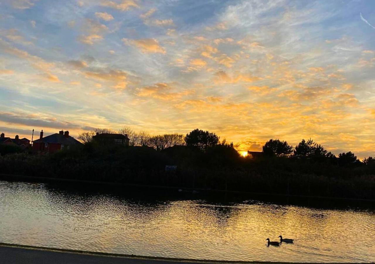Romantic Lakeside Cottage By The Beach! With Super Cosy Log Burner! The Perfect Escape To Your Home From Home By The Sea! So Relaxing - You Won'T Want To Leave! Pet Friendly! Mablethorpe Eksteriør bilde