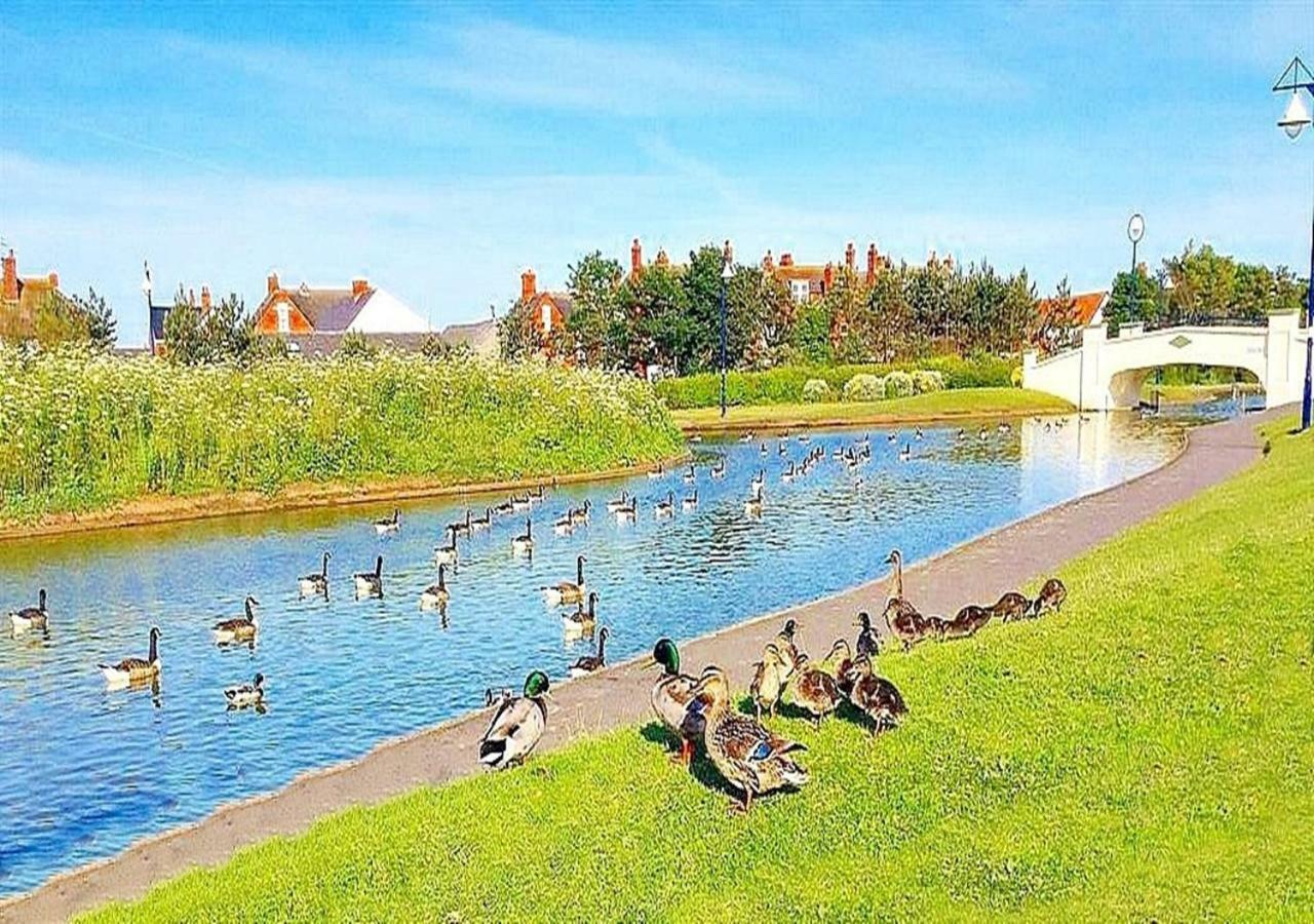 Romantic Lakeside Cottage By The Beach! With Super Cosy Log Burner! The Perfect Escape To Your Home From Home By The Sea! So Relaxing - You Won'T Want To Leave! Pet Friendly! Mablethorpe Eksteriør bilde