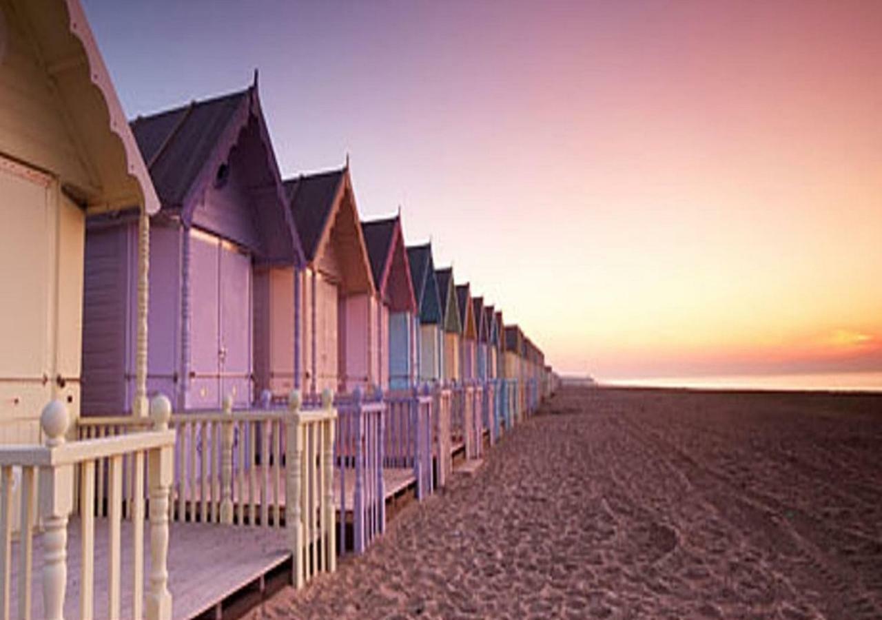 Romantic Lakeside Cottage By The Beach! With Super Cosy Log Burner! The Perfect Escape To Your Home From Home By The Sea! So Relaxing - You Won'T Want To Leave! Pet Friendly! Mablethorpe Eksteriør bilde