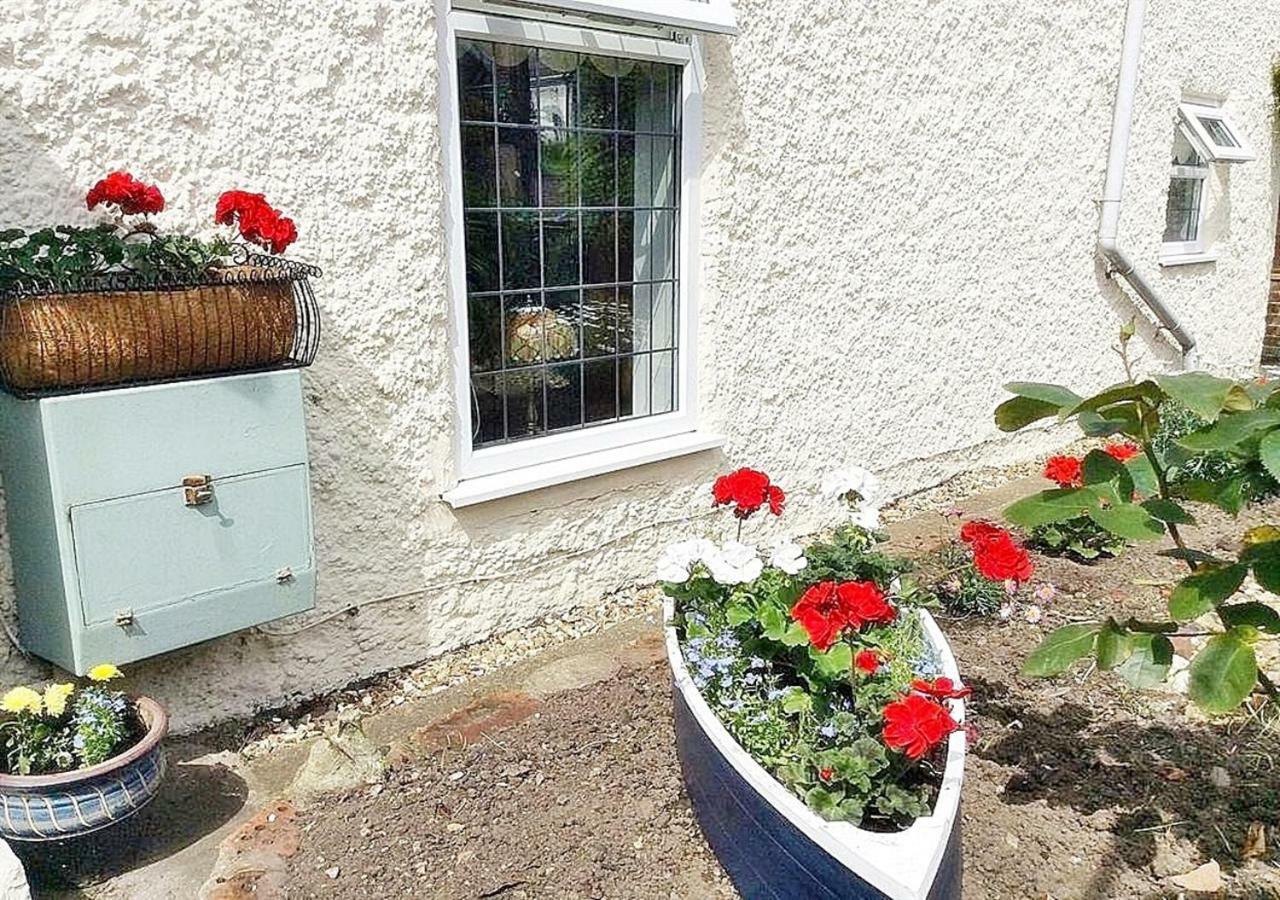 Romantic Lakeside Cottage By The Beach! With Super Cosy Log Burner! The Perfect Escape To Your Home From Home By The Sea! So Relaxing - You Won'T Want To Leave! Pet Friendly! Mablethorpe Eksteriør bilde